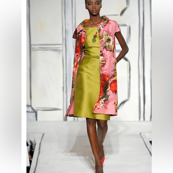 Oscar de la Renta Dresses & Skirts - Oscar de la Renta runway RTW Boat Neck Sleeveless Taupe / Sand Dress